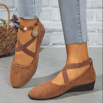 Buty na niskim klinie z miękką gumką w jednolitym kolorze.