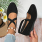 Buty na niskim klinie z miękką gumką w jednolitym kolorze.